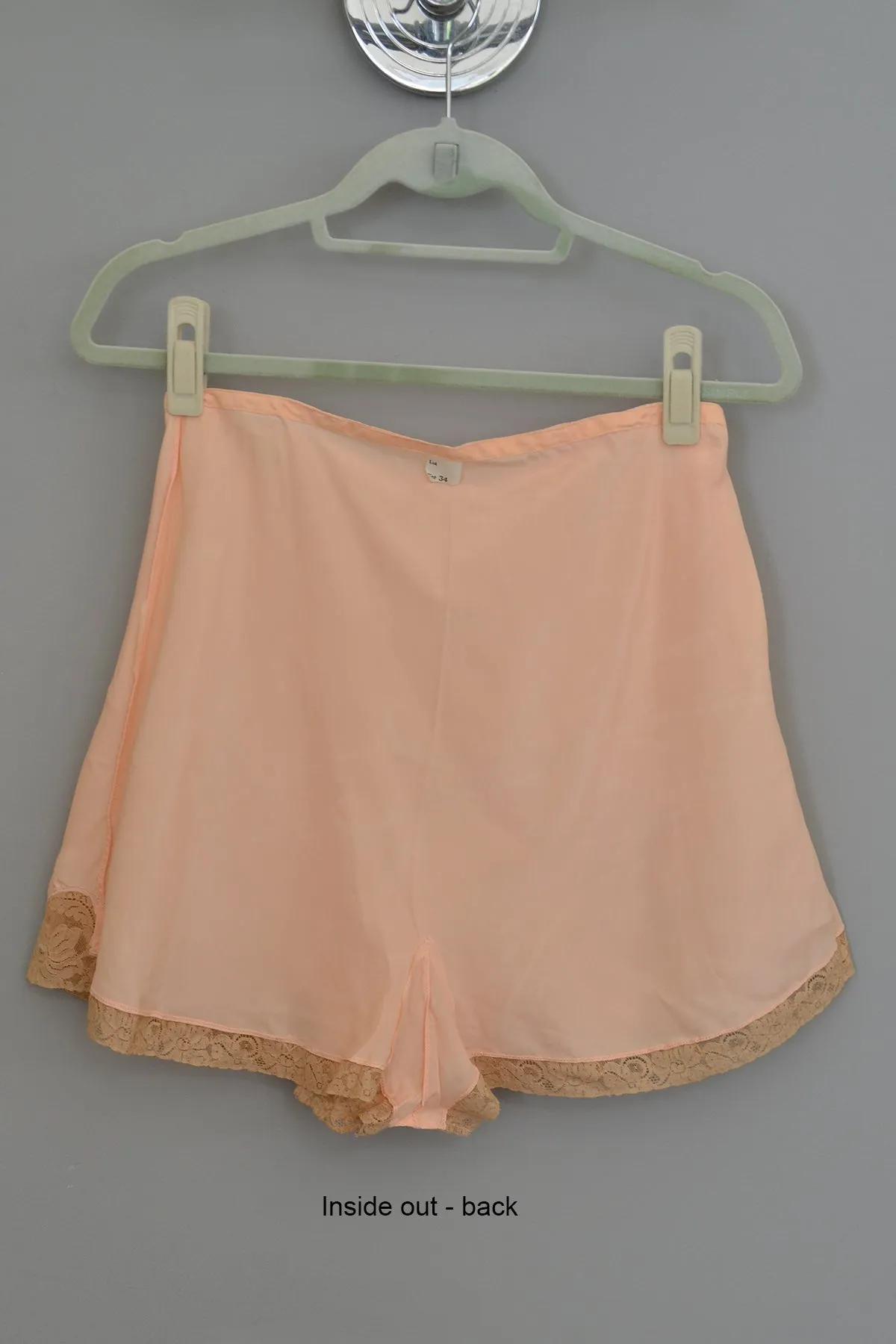 1930s 40s Peach Crepe Embroidered Lace Appliqué Pin Up Tap Pants