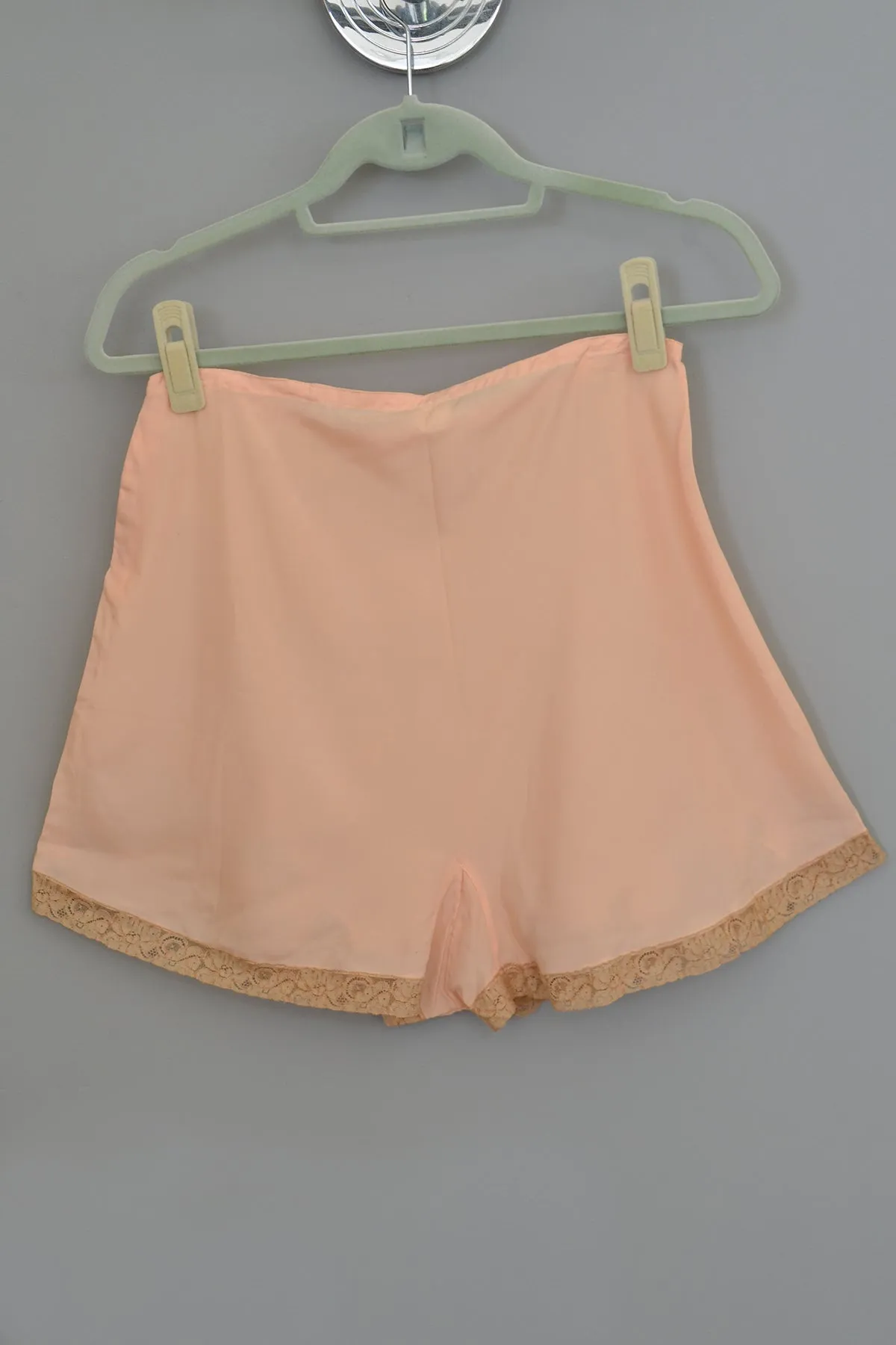 1930s 40s Peach Crepe Embroidered Lace Appliqué Pin Up Tap Pants