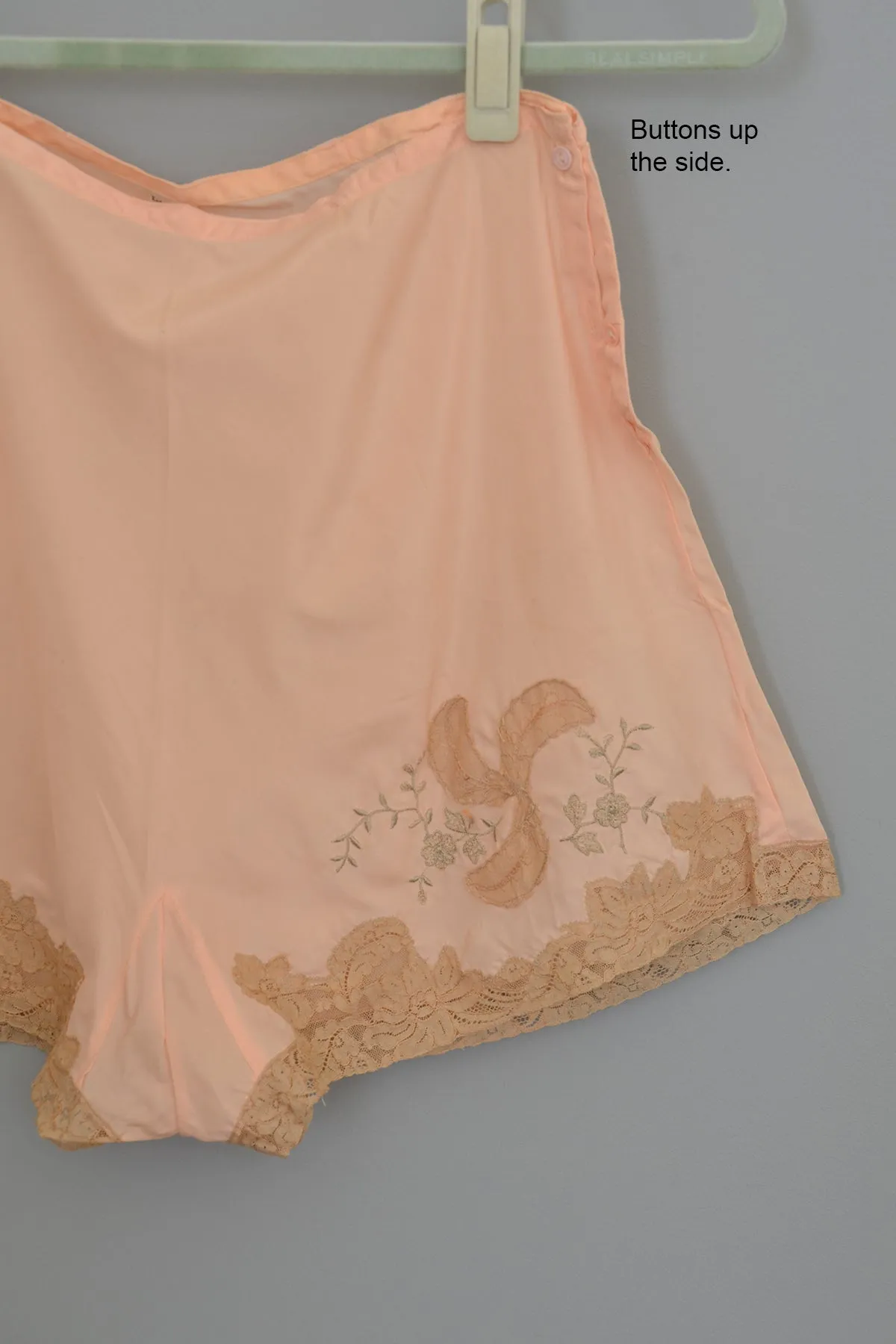 1930s 40s Peach Crepe Embroidered Lace Appliqué Pin Up Tap Pants