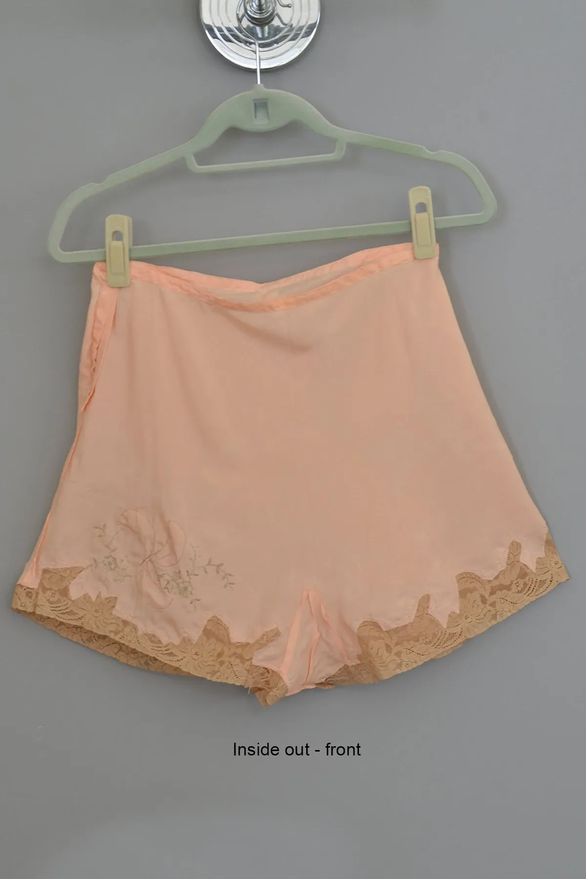 1930s 40s Peach Crepe Embroidered Lace Appliqué Pin Up Tap Pants