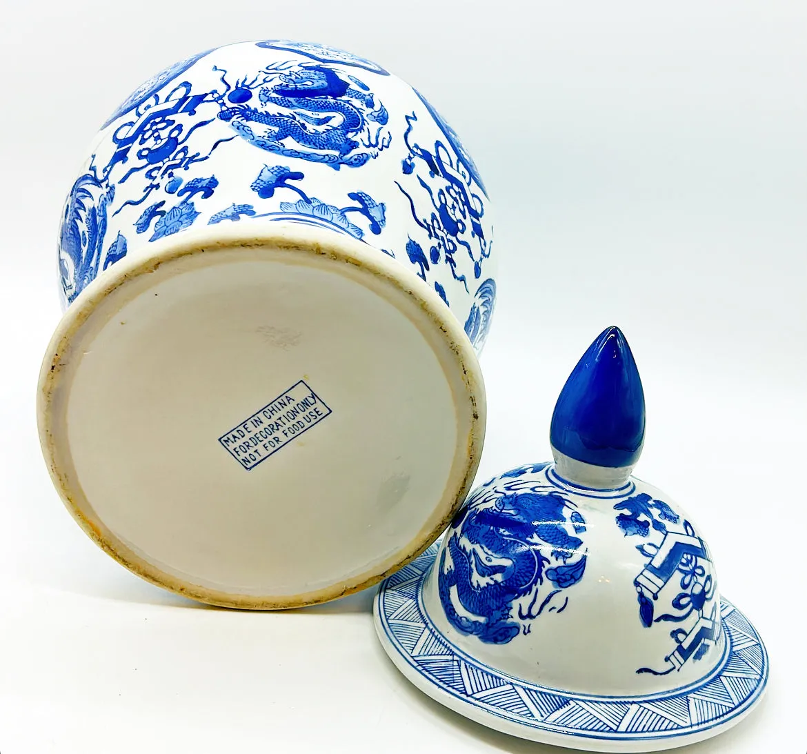 &nbsp;Classic blue &amp; white vintage chinoiserie style temple style ginger jar with lid.