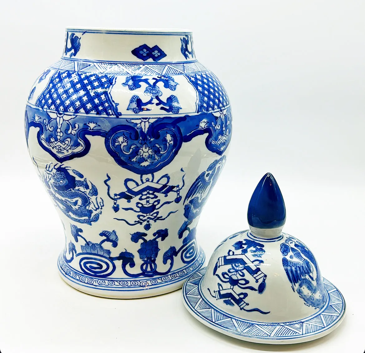 &nbsp;Classic blue &amp; white vintage chinoiserie style temple style ginger jar with lid.