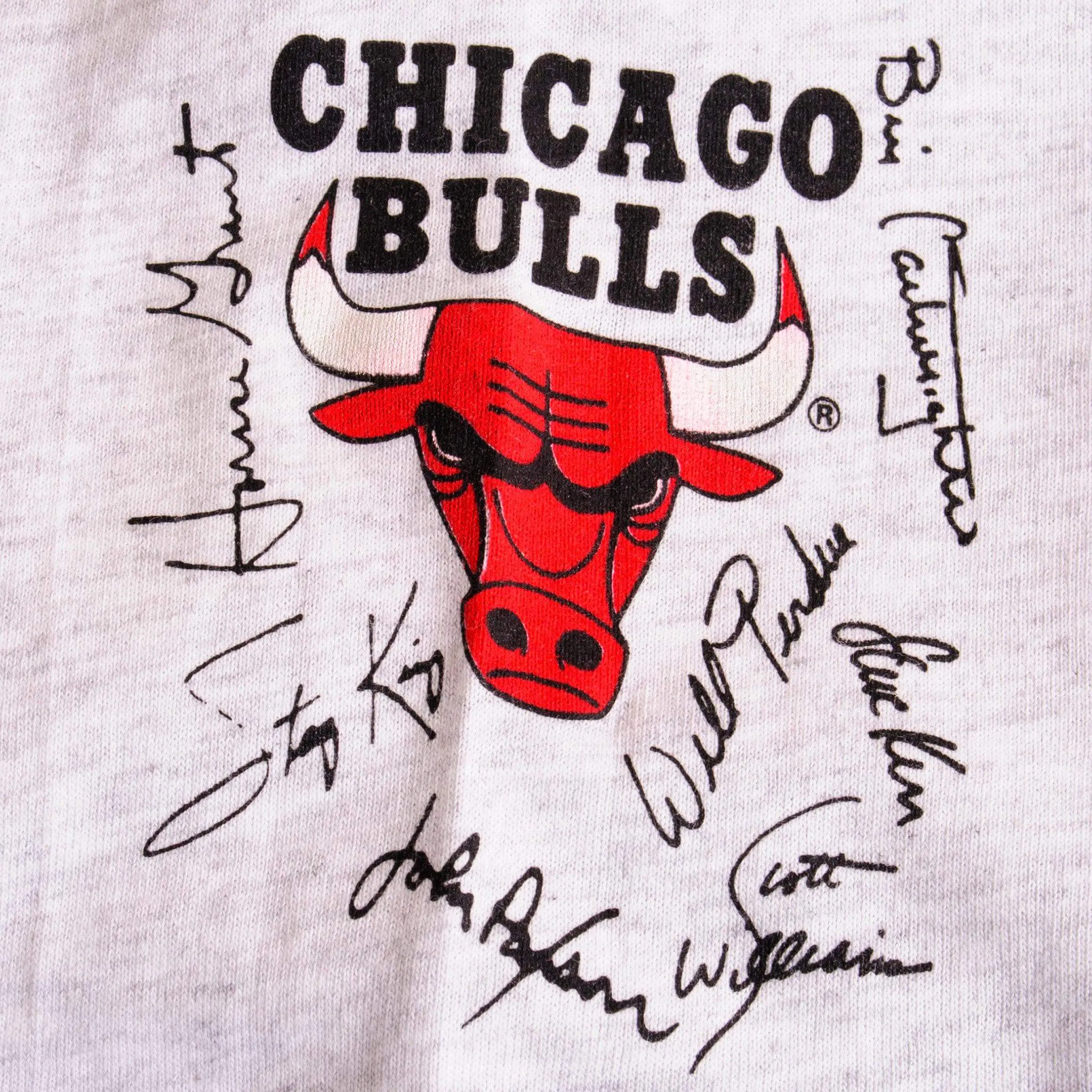 VINTAGE ALL OVER PRINT NBA CHICAGO BULLS 1990S TEE SHIRT SIZE LARGE MADE IN USA