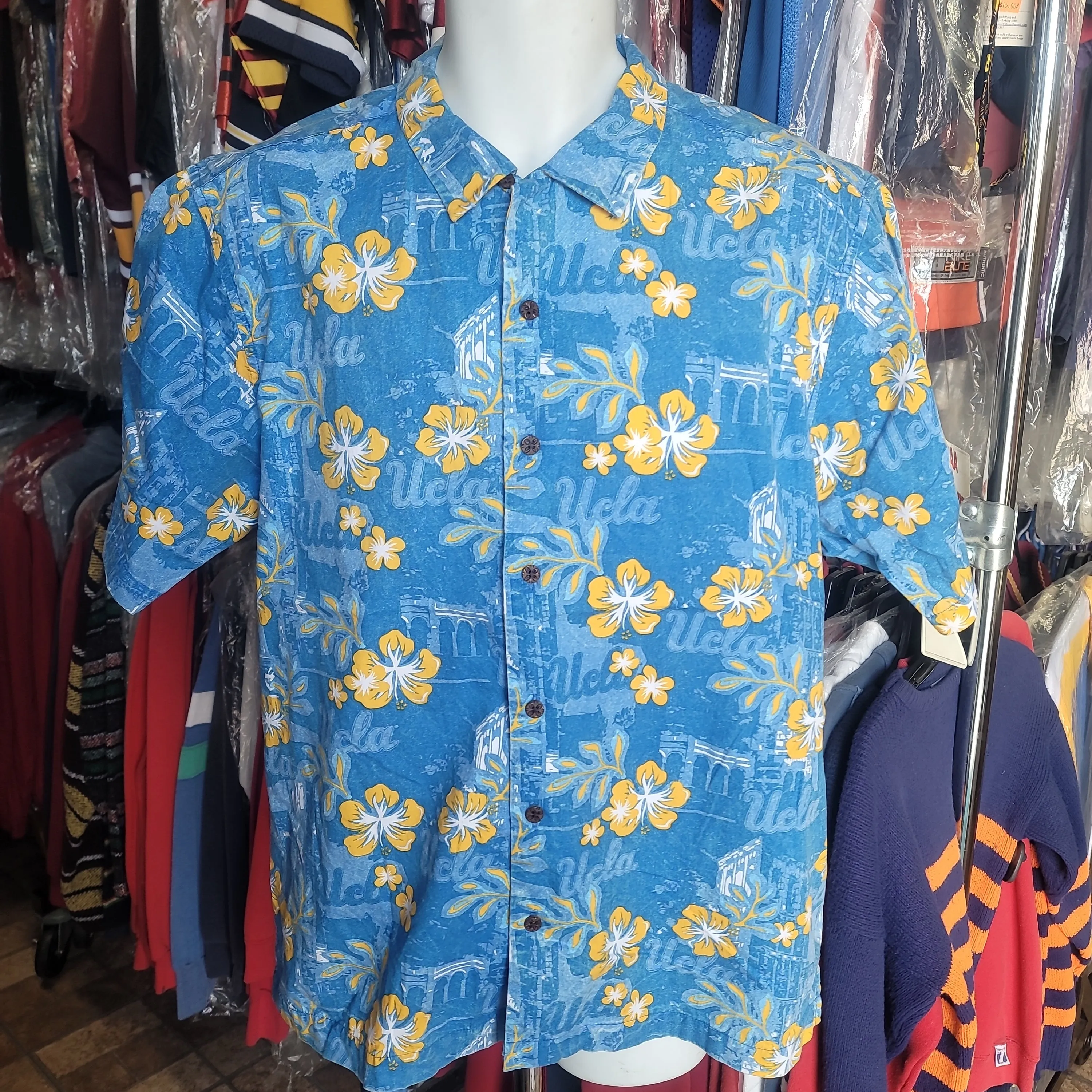 Vintage UCLA BRUINS NCAA Chiliwear Cotton Hawaiian Shirt L